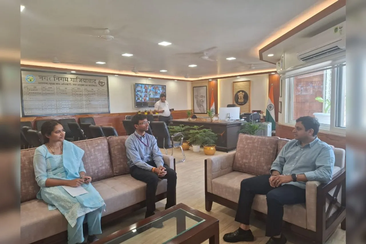 Ghaziabad: ट्रेनिंग पर आए IAS अधिकारियों ने नगर आयुक्त से की विशेष भेंट