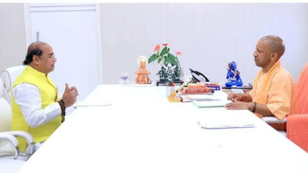 मुख्यमंत्री योगी आदित्यनाथ से मुलाकात करते गोविंदनगर से भाजपा विधायक सुरेंद्र मैथानी।