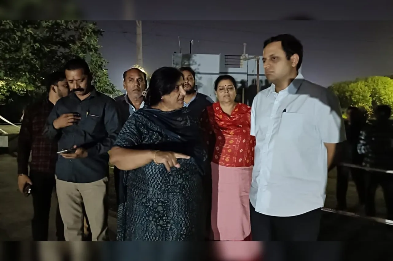 Ghaziabad: प्रतीक बिल्डर की लापरवाही से टूटी नाले की दीवार, सिद्धार्थ विहार में जलभराव