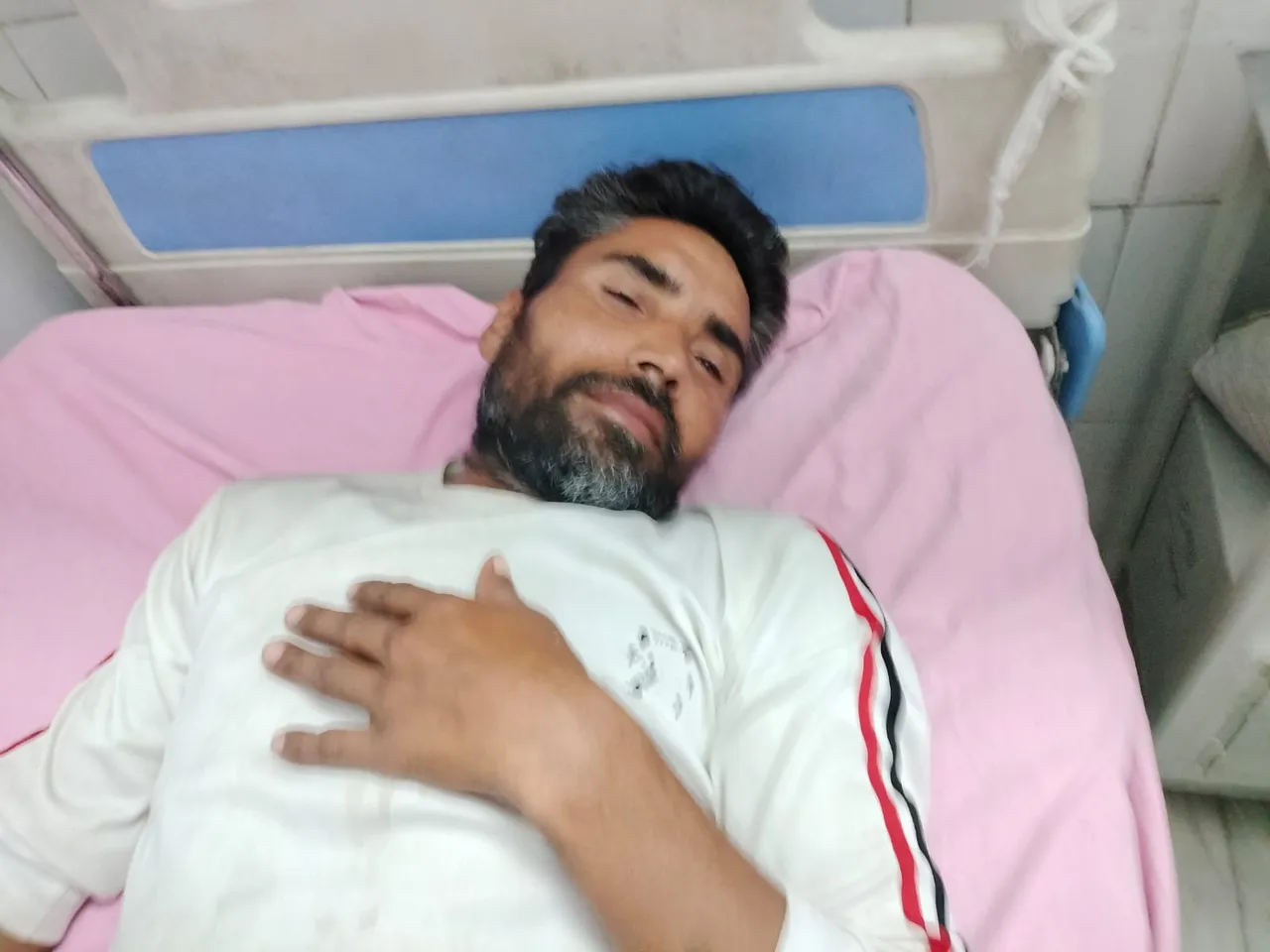 फोटो:अस्पताल में भर्ती सत्येंद्र (वाईवीएन)