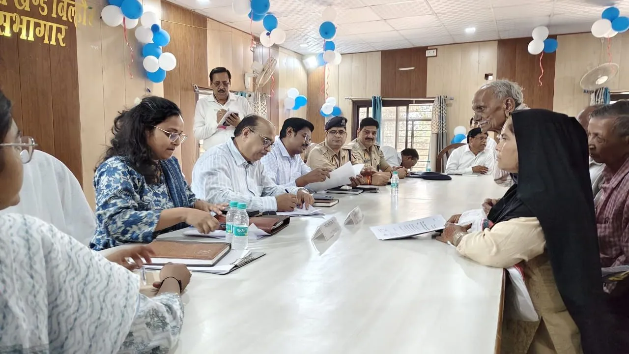 बिल्हौर के संपूर्ण समाधान दिवस में मौजूद अधिकारी और फरियादी।