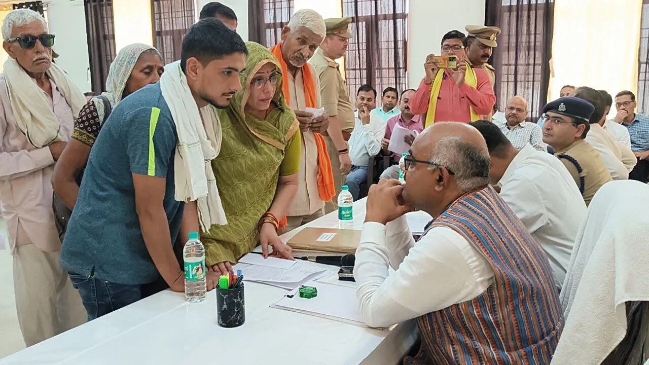 घाटमपुर के संपूर्ण समाधान दिवस में लोगों की दिक्कतें सुनते जिलाधिकारी।
