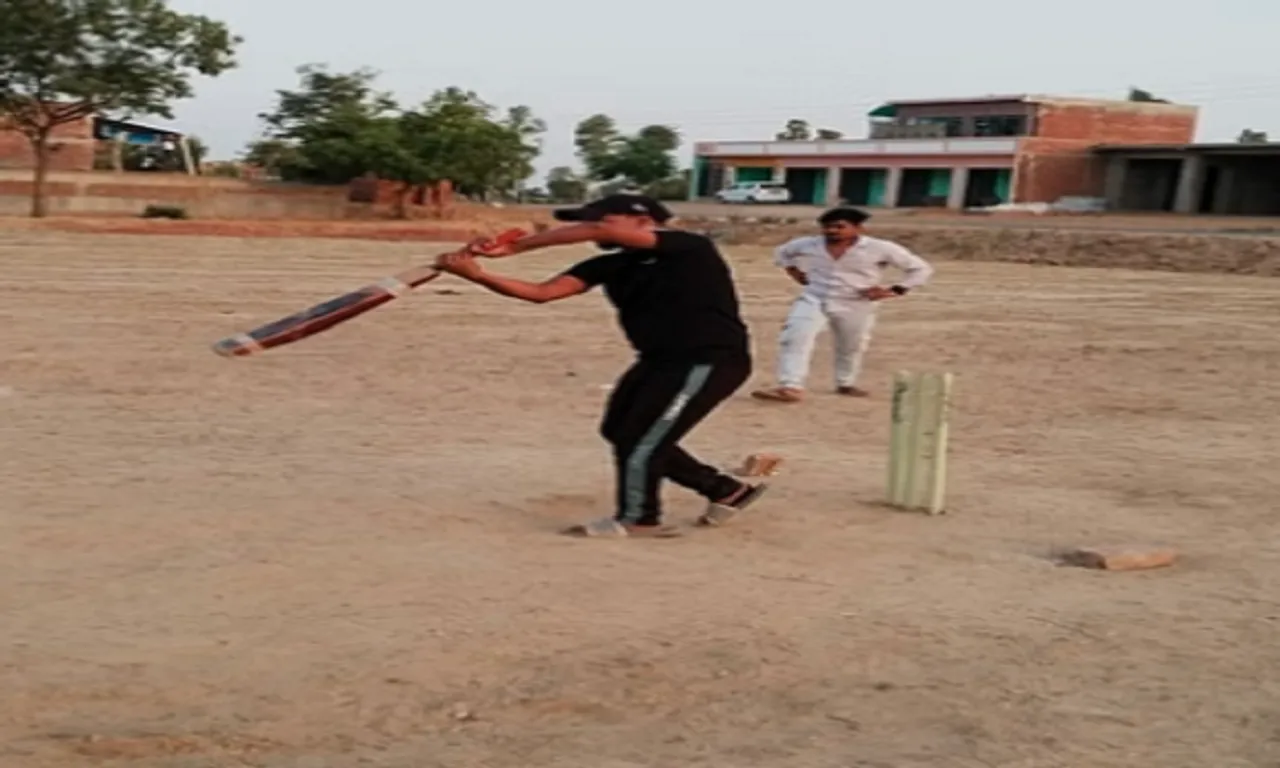 कुर्रियाकलां के लोक भारती मैदान में क्रिकेट मैच के दौरान शॉट खेलता बल्लेबाज।