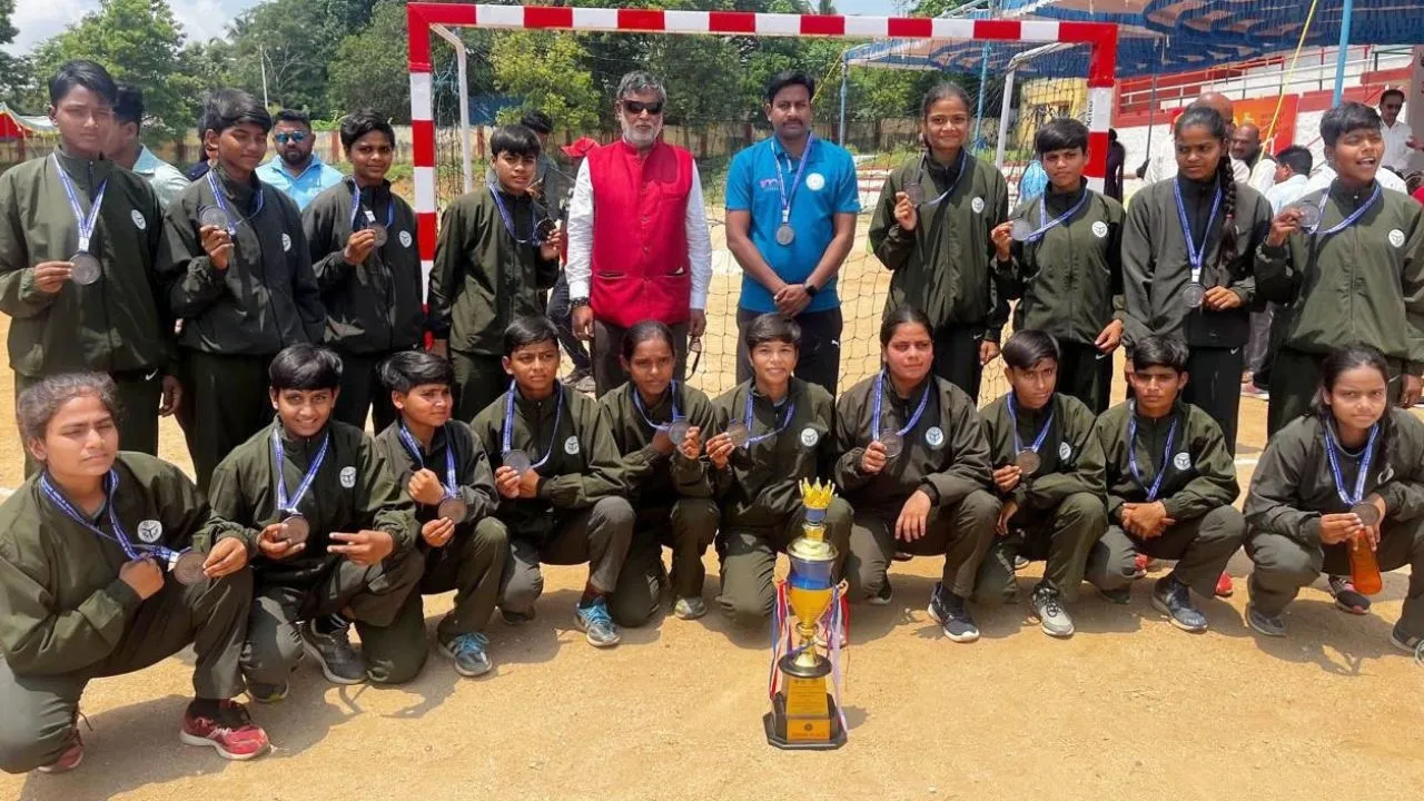 Bronze Medal Winner Uttar Pradesh Sub Junior Girls Handball Team 