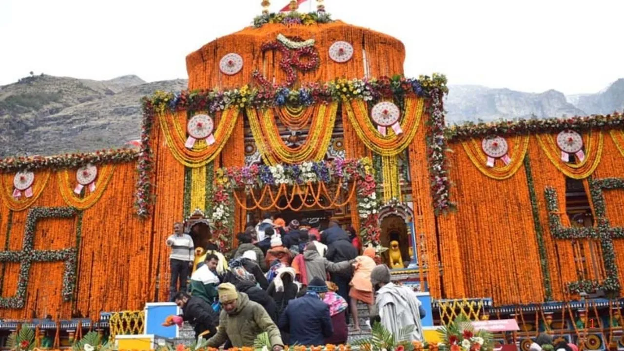 Badrinath Dham के कपाट खुले, 10,000 से अधिक श्रद्धालु पहुंचे; CM Dhami ने की पूजा, हेलीकॉप्टर से पुष्पवर्षा