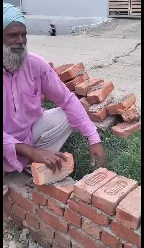 सहरसा गांव की सीसी रोड में पीला ईंट 