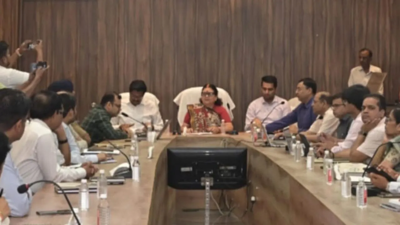 बैठक करते अधिकारी। 