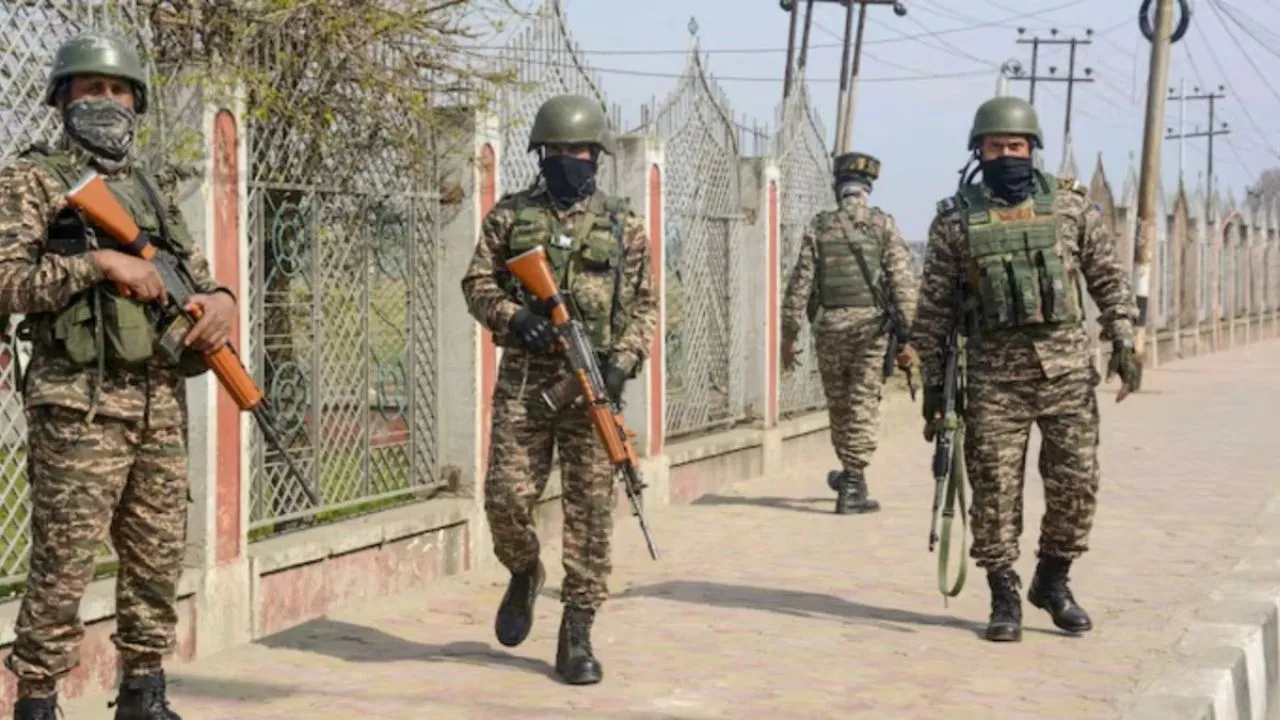 भारतीय सेना ने LoC पार कर रहे पाकिस्तानी नागरिक को पकड़ा, पुंछ में सतर्कता बढ़ाई गई