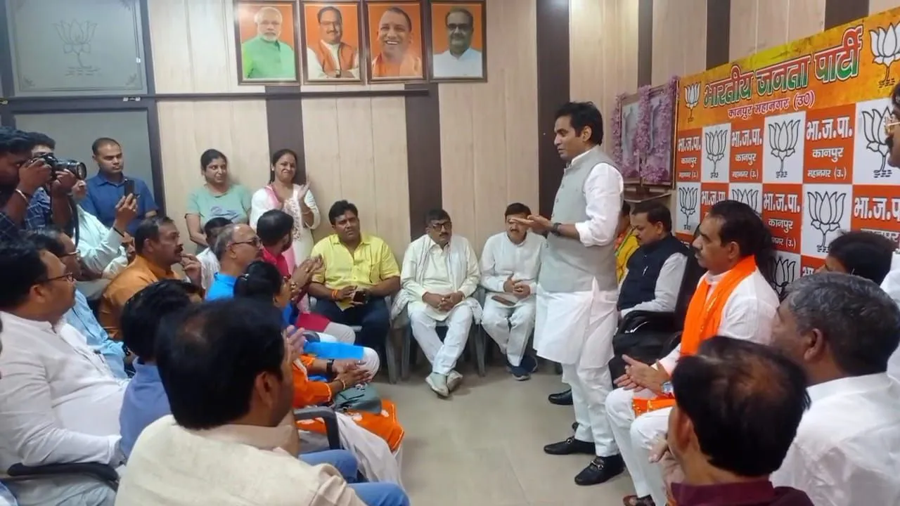पार्टी कार्यालय में भाजपाइयों को संबोधित करते विधायक पंकज सिंह। 