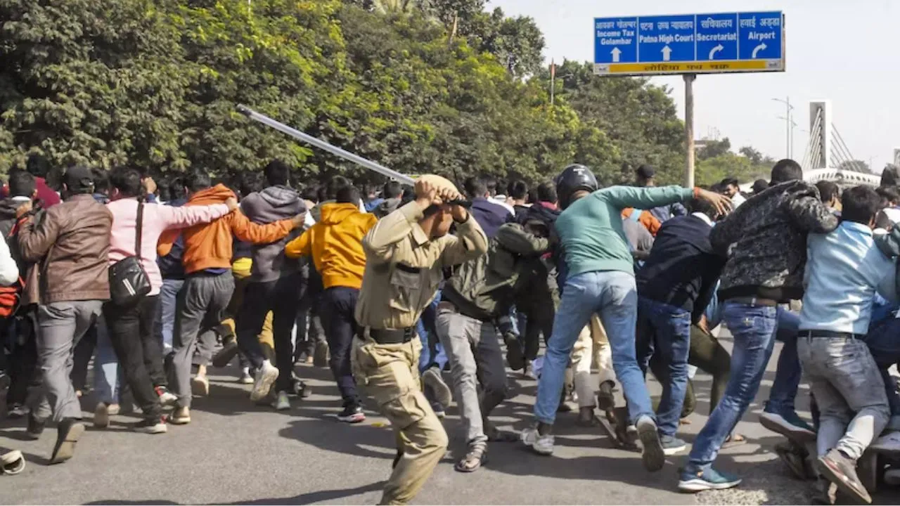 TRE-3 candidates create ruckus in Patna, police resort to lathicharge