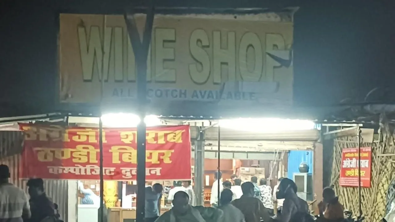 ब्लैक आउट के दौरान एक ठेके से होती रही शराब की बिक्री। 