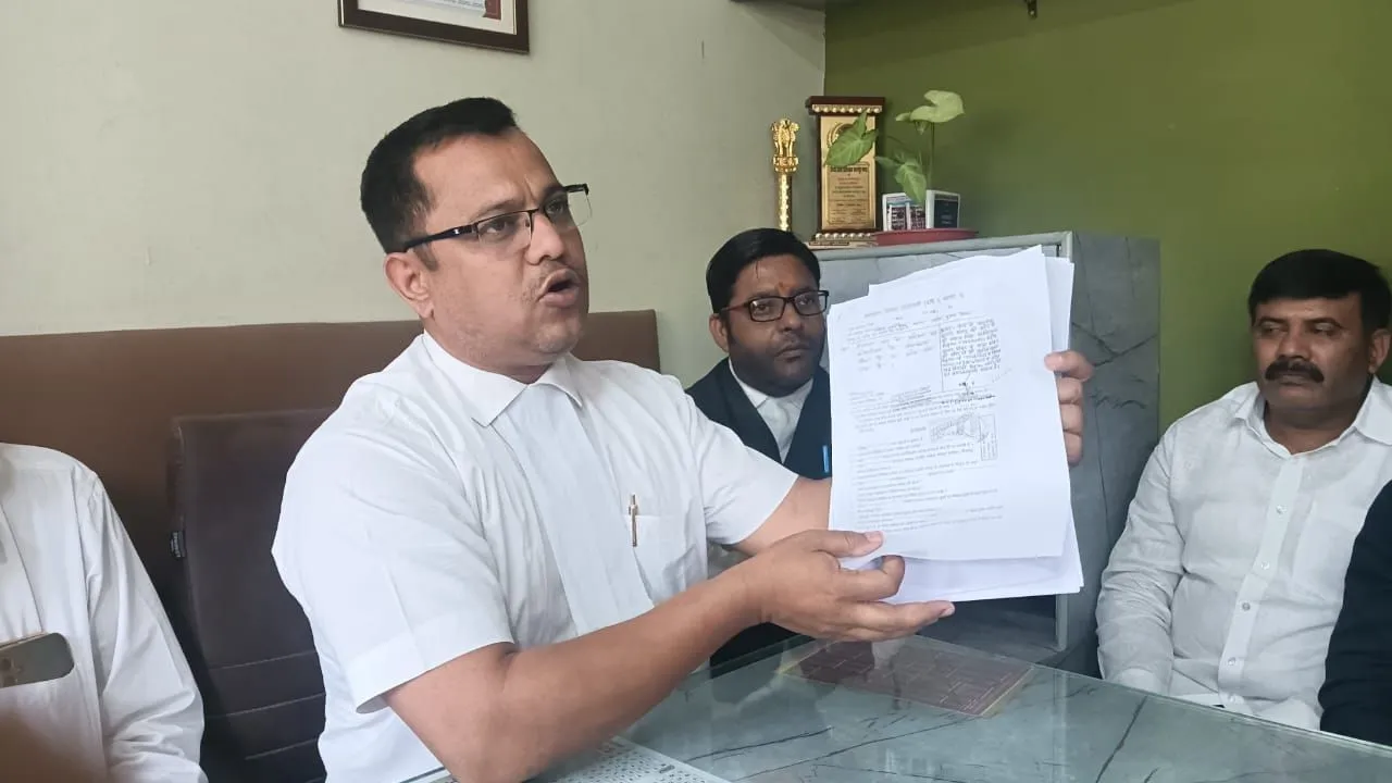 दस्तावेज दिखाते बार एसोसिएशन के पूर्व महामंत्री आदित्य सिंह।