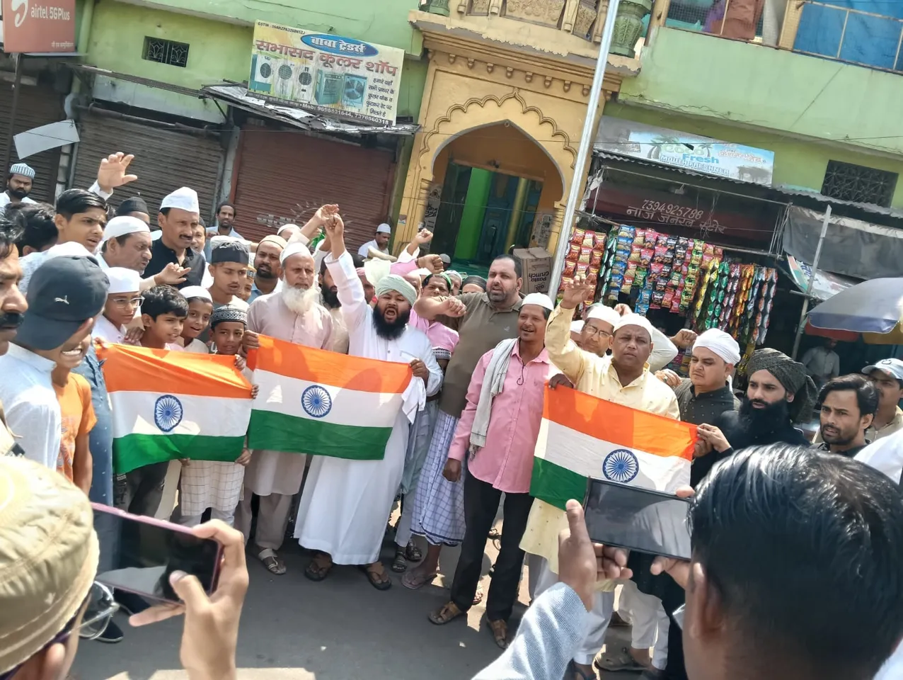 नमाजियों ने लगाए भारत माता की जय के नारे