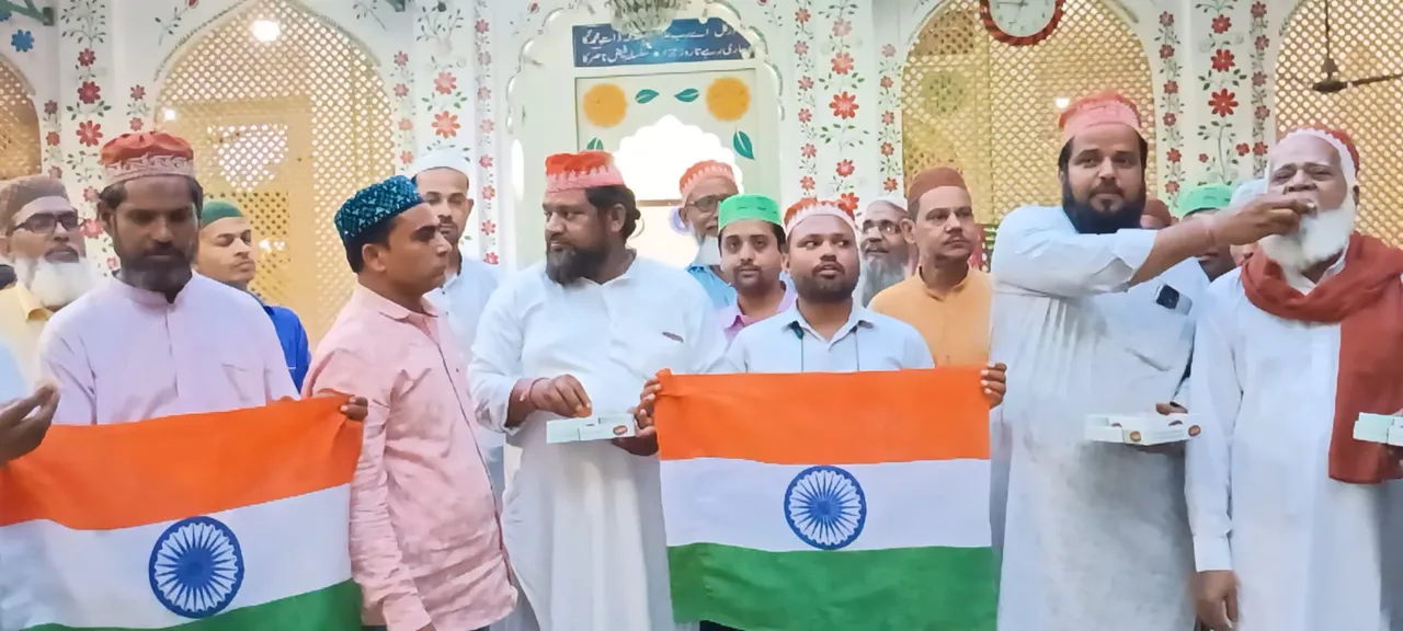 मिठाई बांटकर खुशी मनाते लोग
