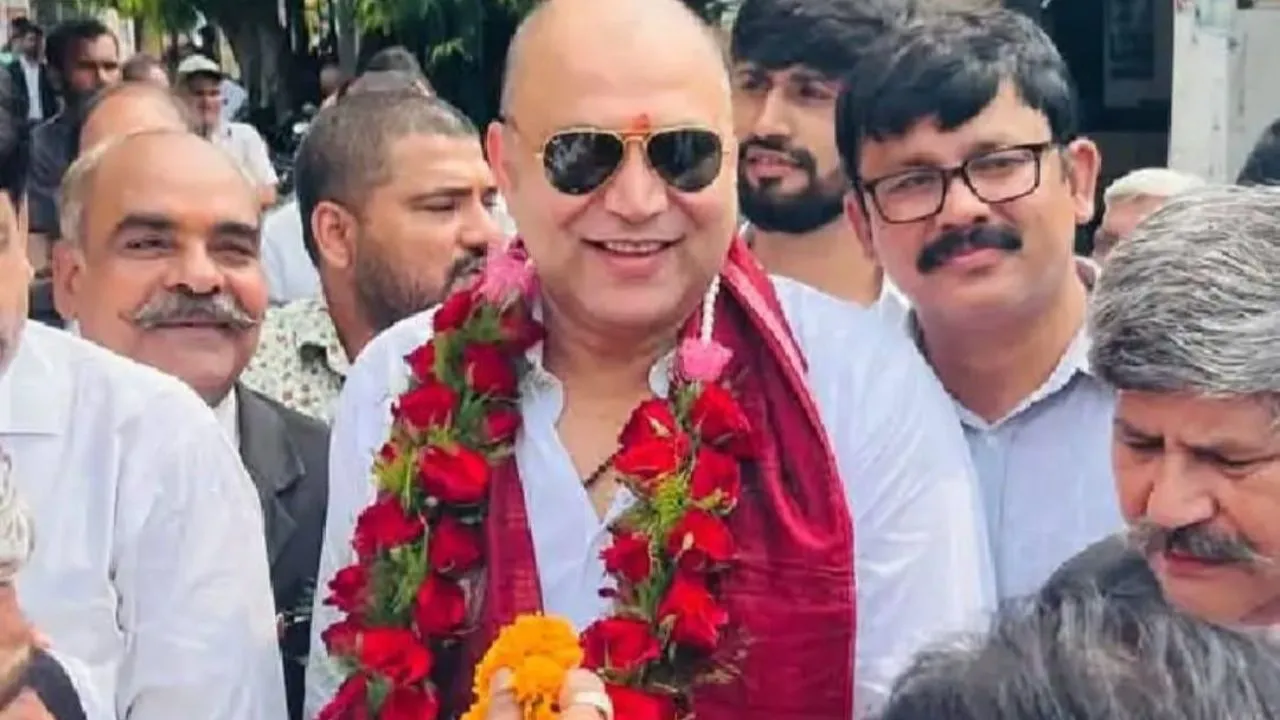 अधिवक्ताओं के साथ दीपू की फाइल फोटो