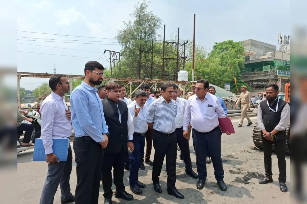 Ghaziabad: प्रमुख सचिव अमृत अभिजात ने किया गाजियाबाद के नालों का निरीक्षण