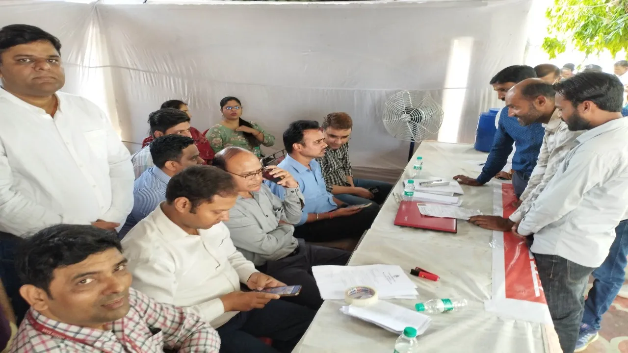 फोटो:लोक अदालत में मौजूद अधिकारी