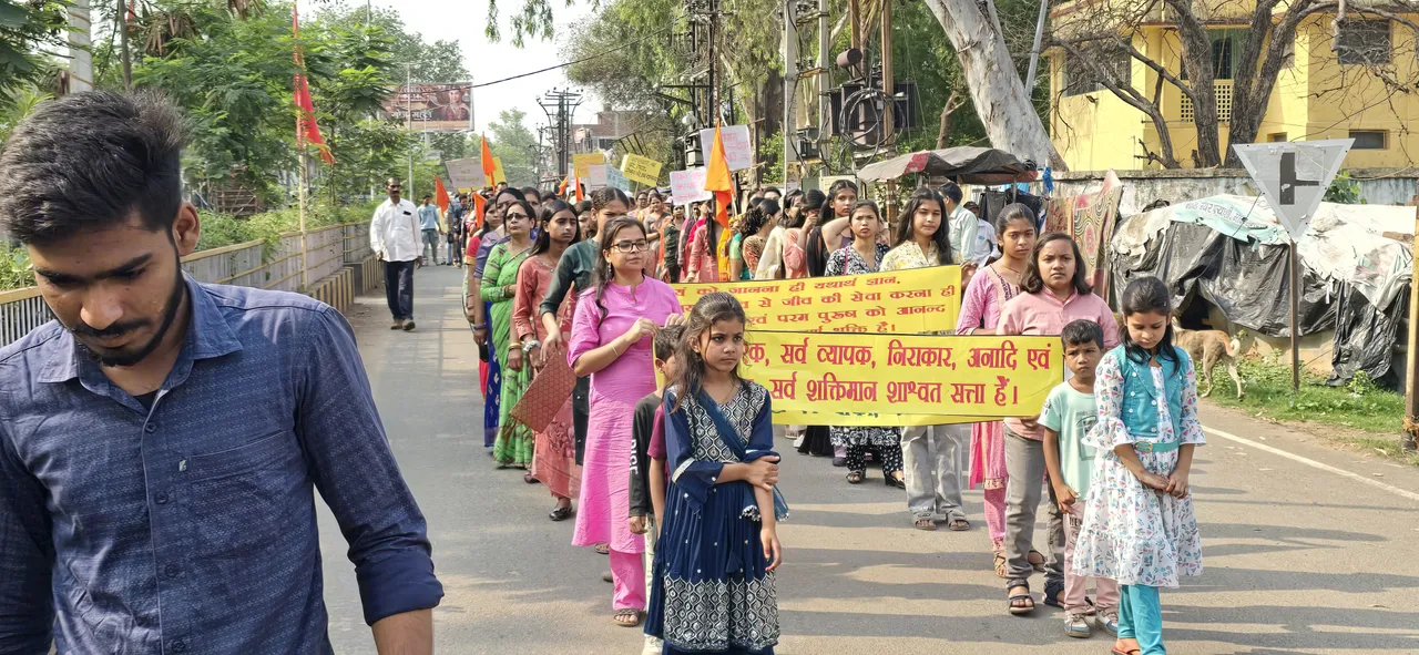 भव्य शोभायात्रा