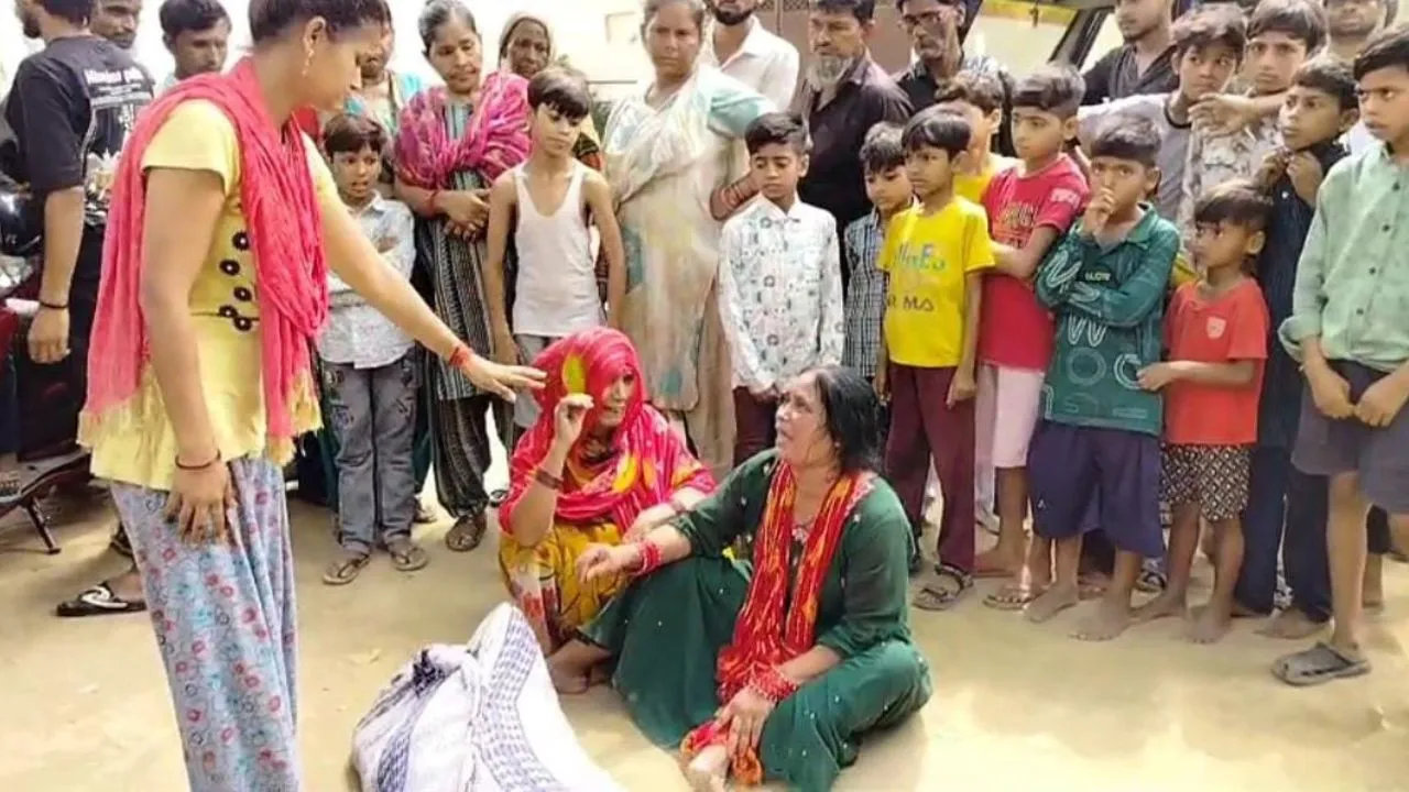 महिला की हत्या के बाद रोते बिलखते परिजन।
