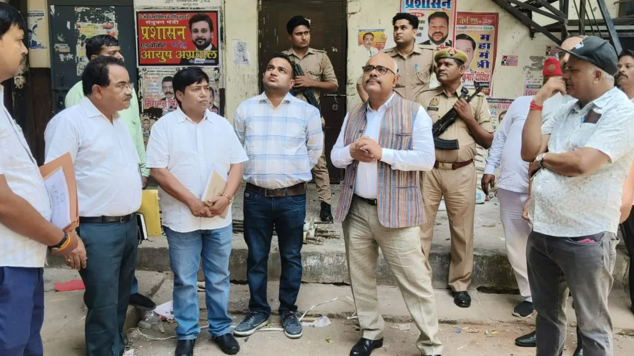 निरीक्षण करते जिलाधिकारी जितेंद्र प्रताप सिंह।