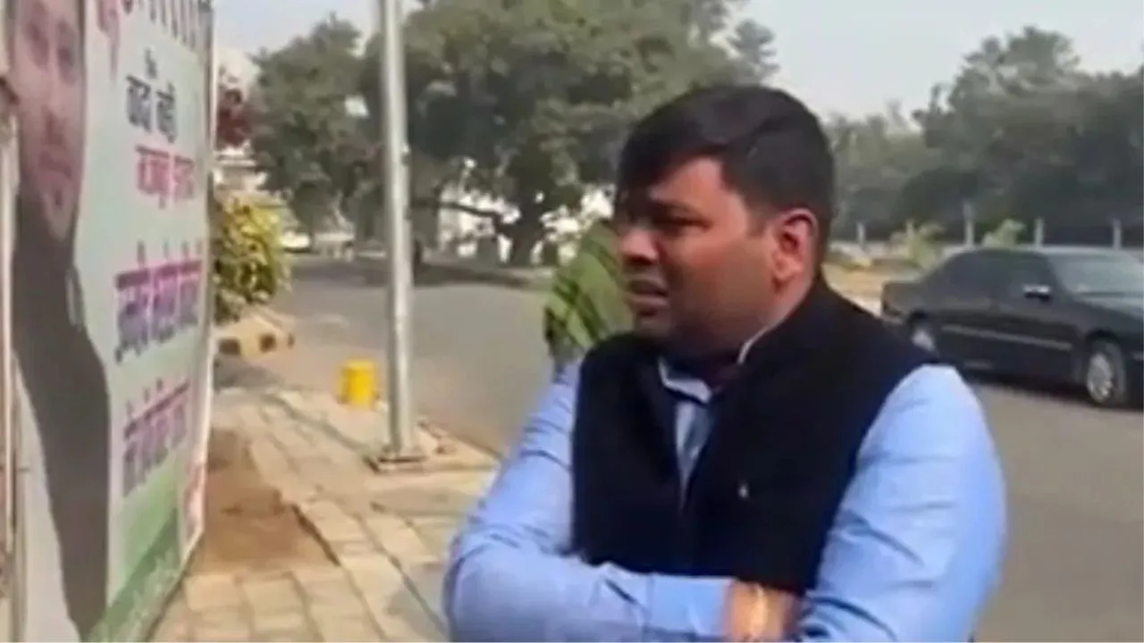 विधायक मुकेश रोशन की क्षतिग्रस्त कार