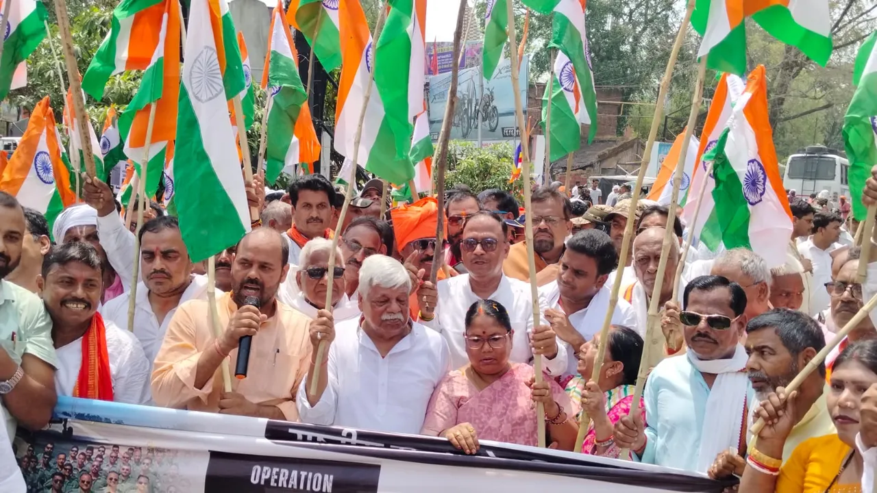 शहर में निकाली गई तिरंगा रैली में शामिल पलामू के सांसद, विधायक, पूर्व विधायक, भाजपा नेता व अन्य।