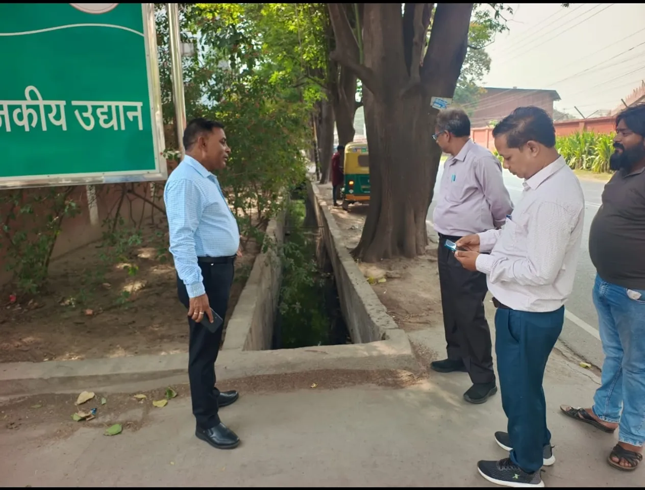 नालों की सफाई का निरीक्षण करती टीम 
