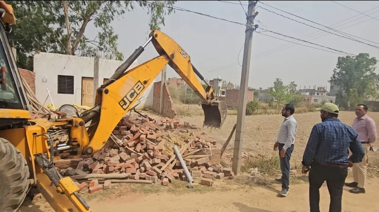 कब्ज़ा हटाती टीम 