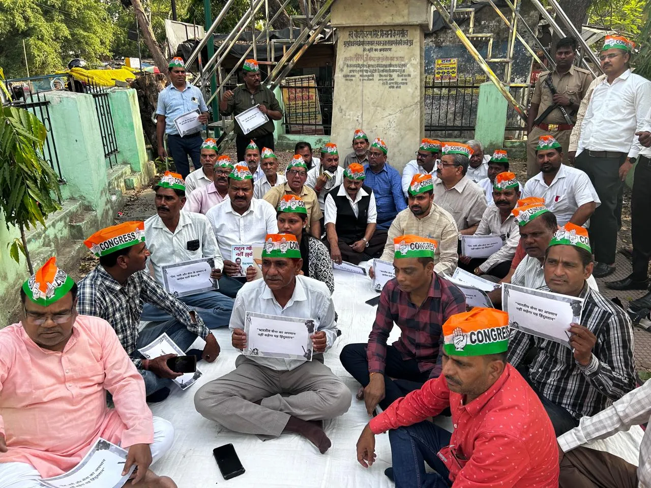 धरने पर बैठे कंग्रेसी
