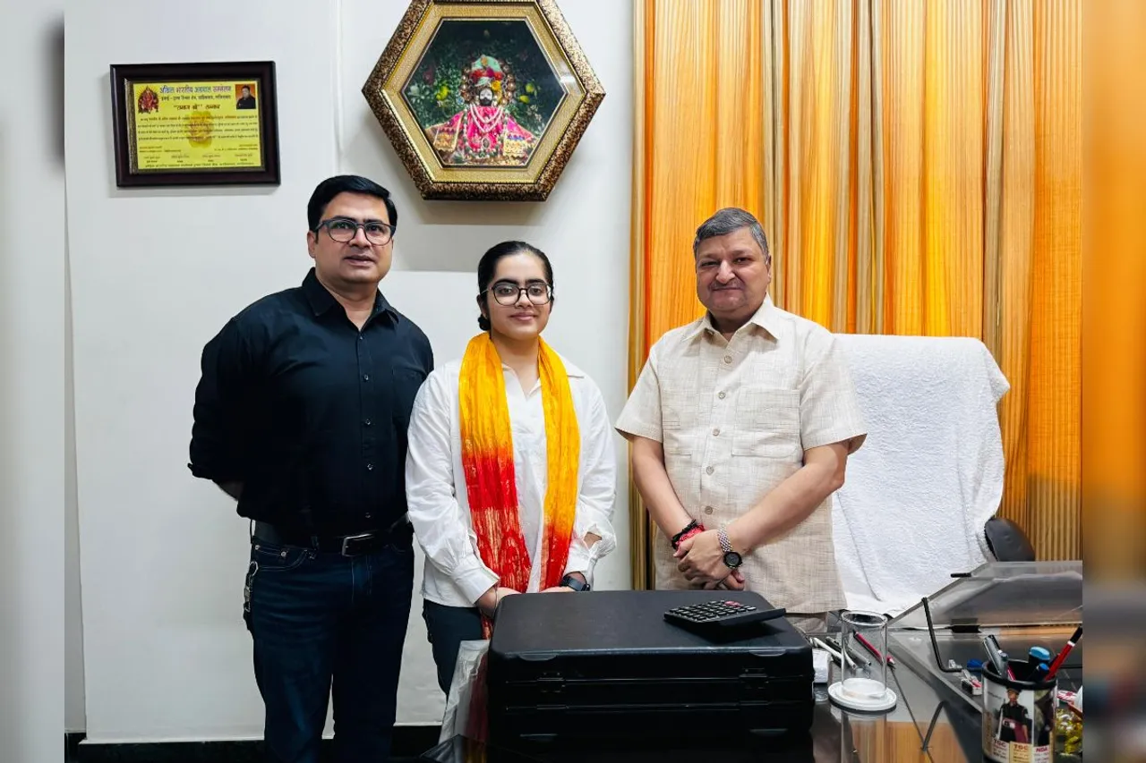 गाजियाबाद: ऑल इंडिया सेकेंड टॉपर भाविका अरोड़ा ने पूर्व सांसद अनिल अग्रवाल से की शिष्टाचार भेंट