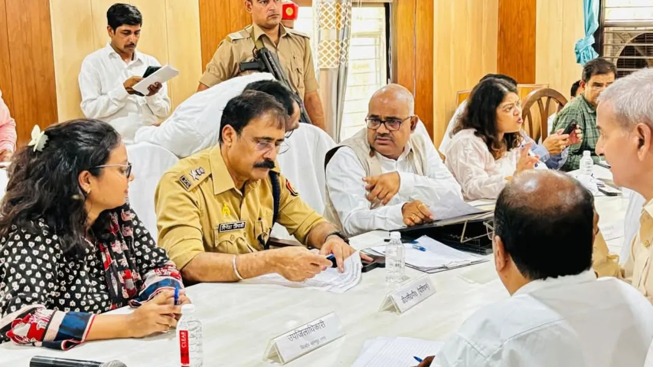 तहसील दिवस में आए अधिकारी।