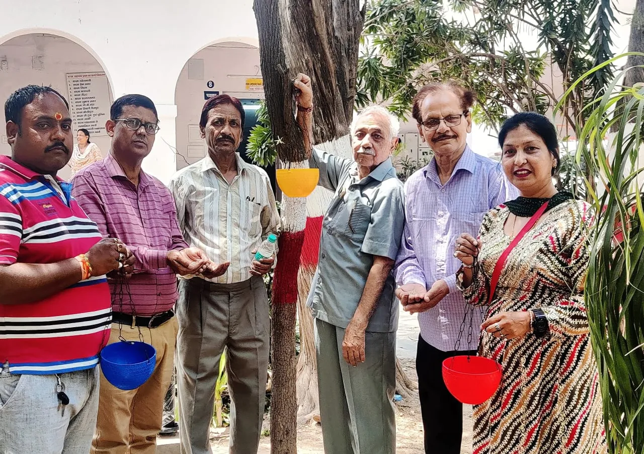 पशु-पक्षियों के लिए दाना पानी