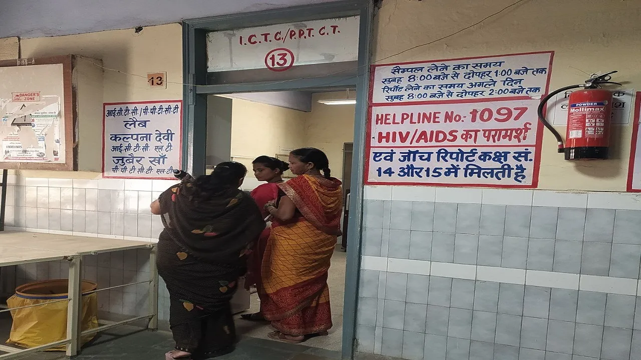  एड्स की जांच करती महिलाये 