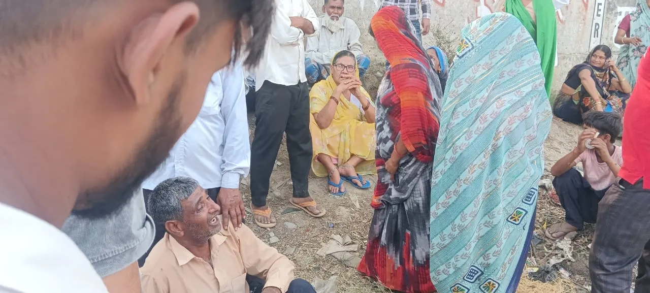 ट्रेन के आगे कूदी महिला