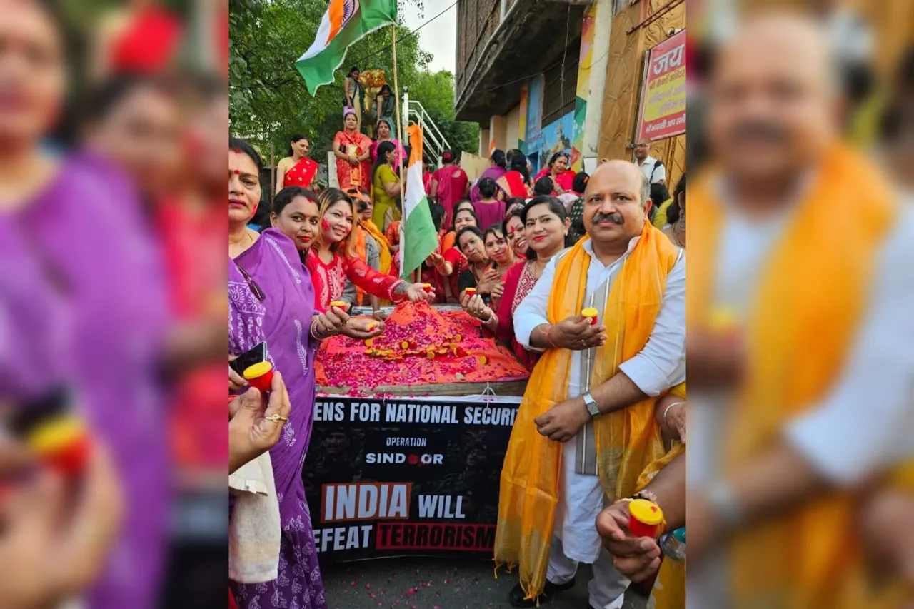 Ghaziabad: सिन्दूर तिरंगा यात्रा का भव्य आयोजन, वीर जवानों को दी गई श्रद्धांजलि