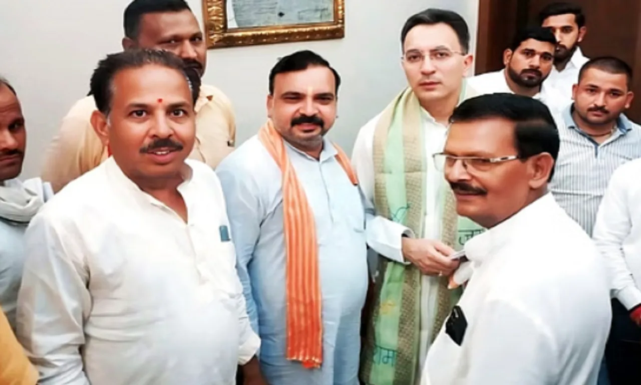जलालाबाद में केंद्रीय राज्यमंत्री जितिन प्रसाद से भेंट करते भाजपा कार्यकर्ता।
