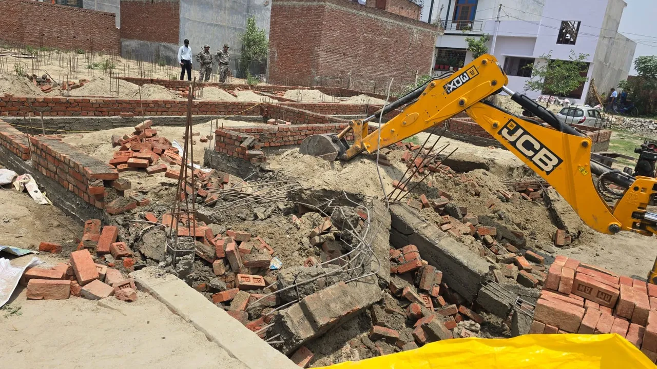 अवैध कॉलोनी ध्वस्त 