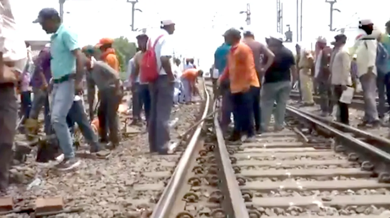 RAIPUR RAIL DERAILED NEWS