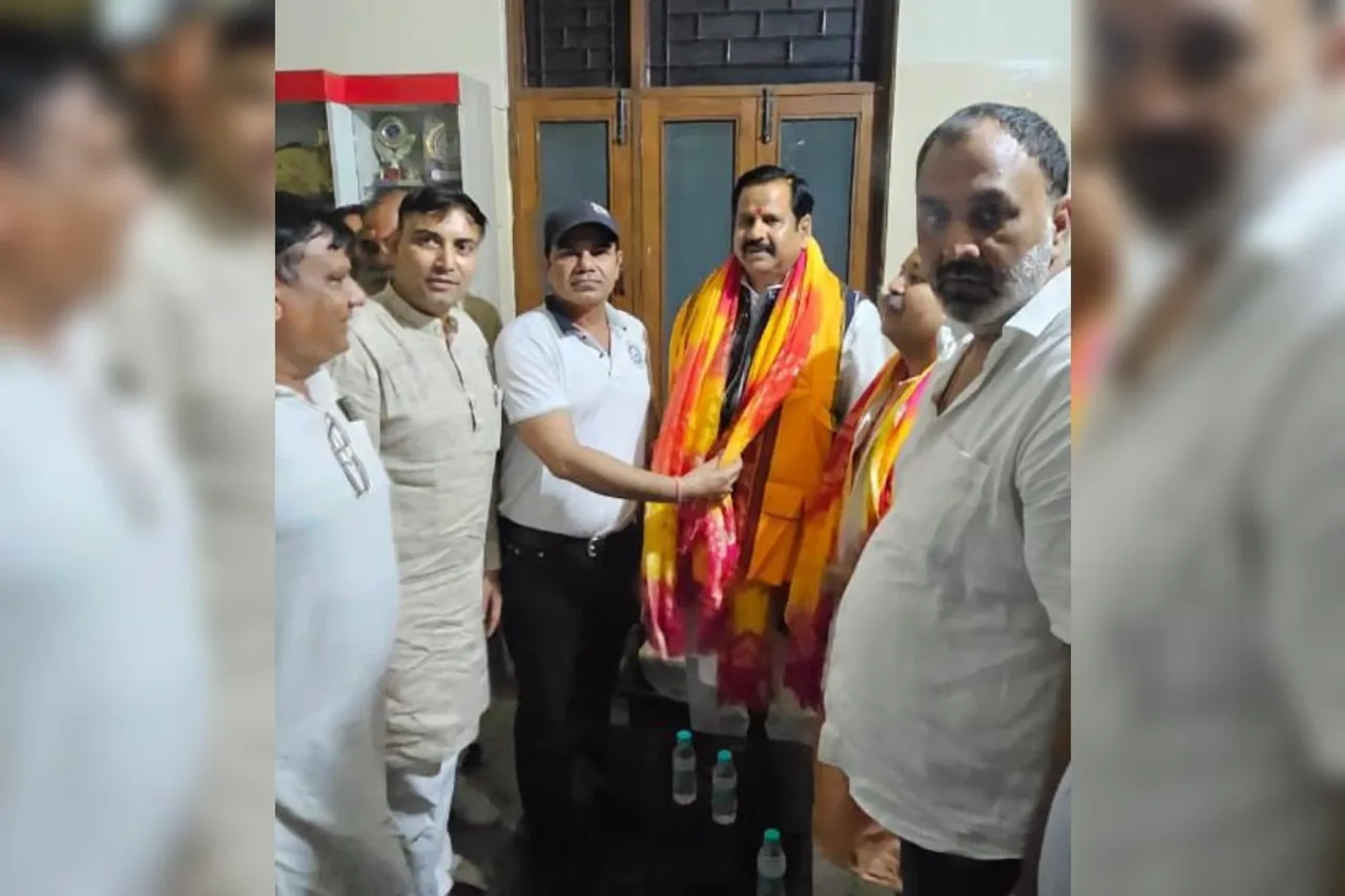 ओह तेरी! भाजपा के कार्यक्रम शामिल हुआ गैंगस्टर का आरोपी, पूर्व मंत्री का स्वागत करने पर मचा बवाल 