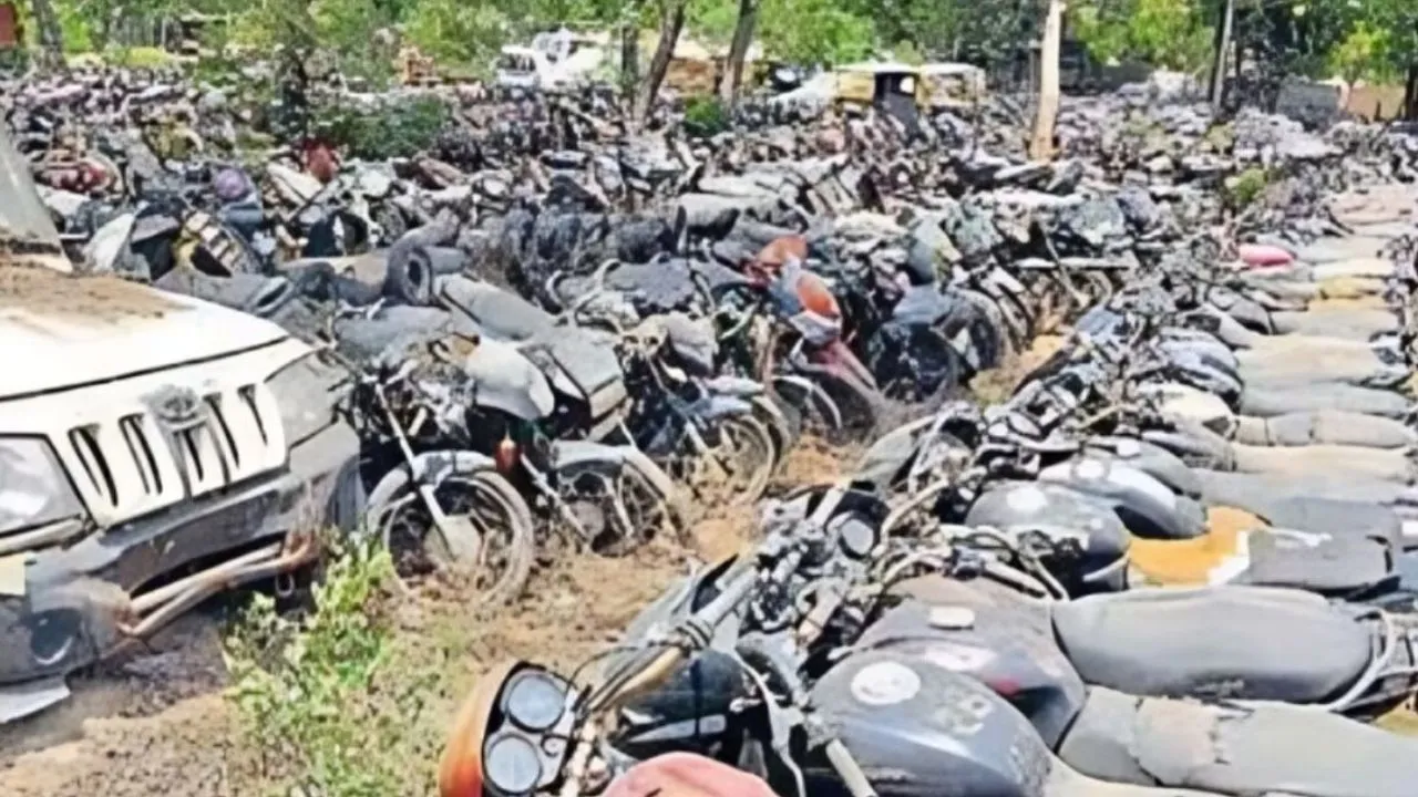 पुलिस स्टेशन में कबाड़ होते वाहन 