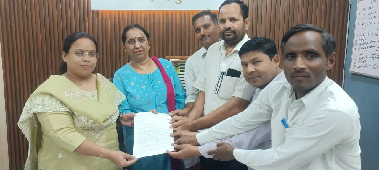 बीएसए से मिले शिक्षामित्र सौंपा ज्ञापन