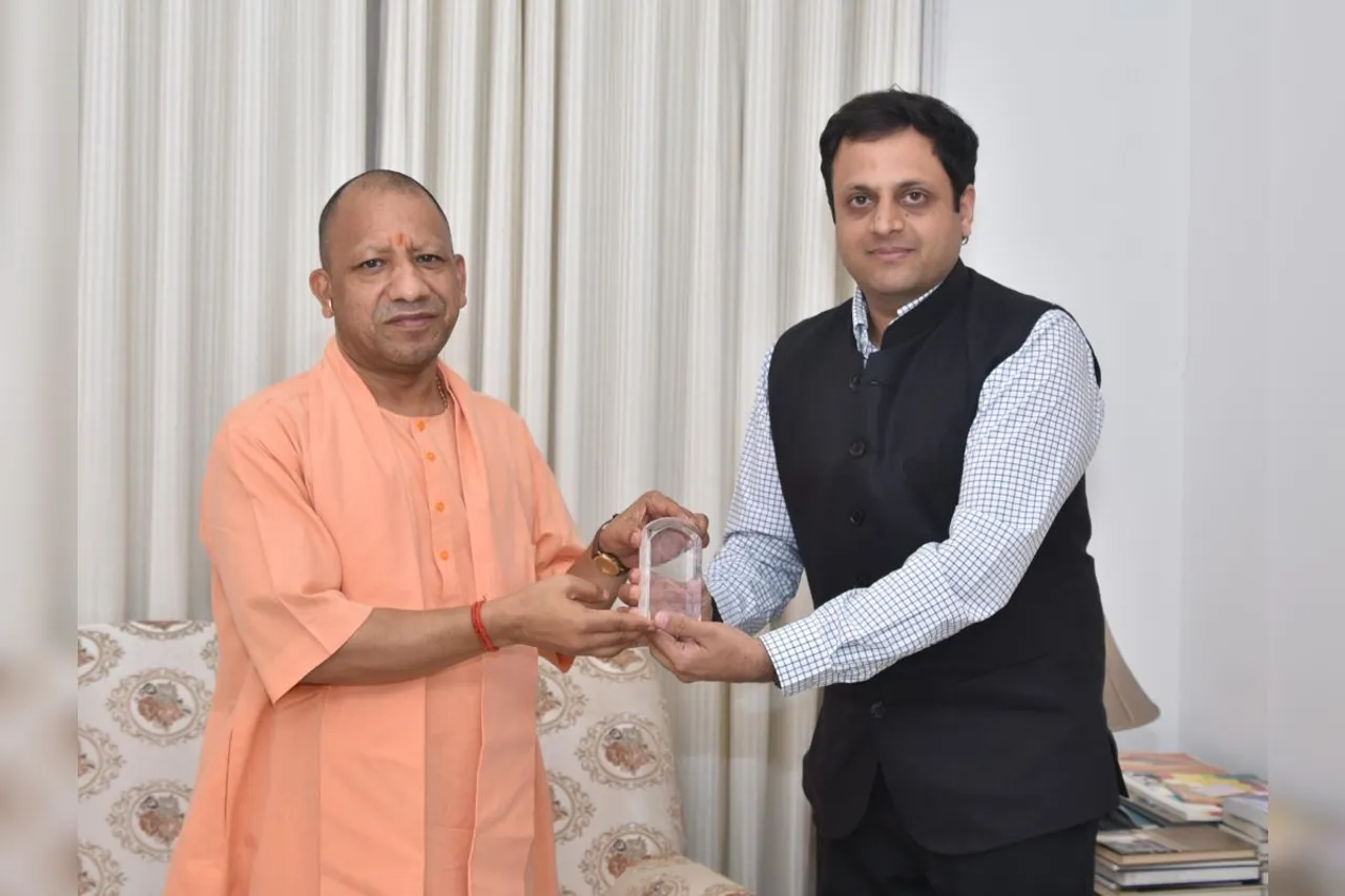 पेरिस में गाजियाबाद नगर निगम को मिला ग्लोबल वॉटर अवार्ड, मुख्यमंत्री को भेंट की गई ट्रॉफी
