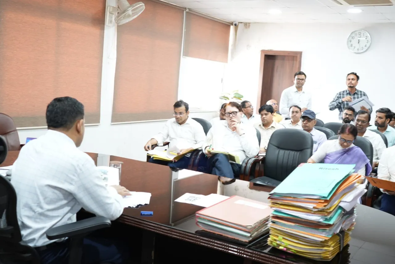 एसडीजी की बैठक में निर्देश देते पलामू के डीसी शशिरंजन व मौजूद संबंधित विभागों के पदाधिकारी।