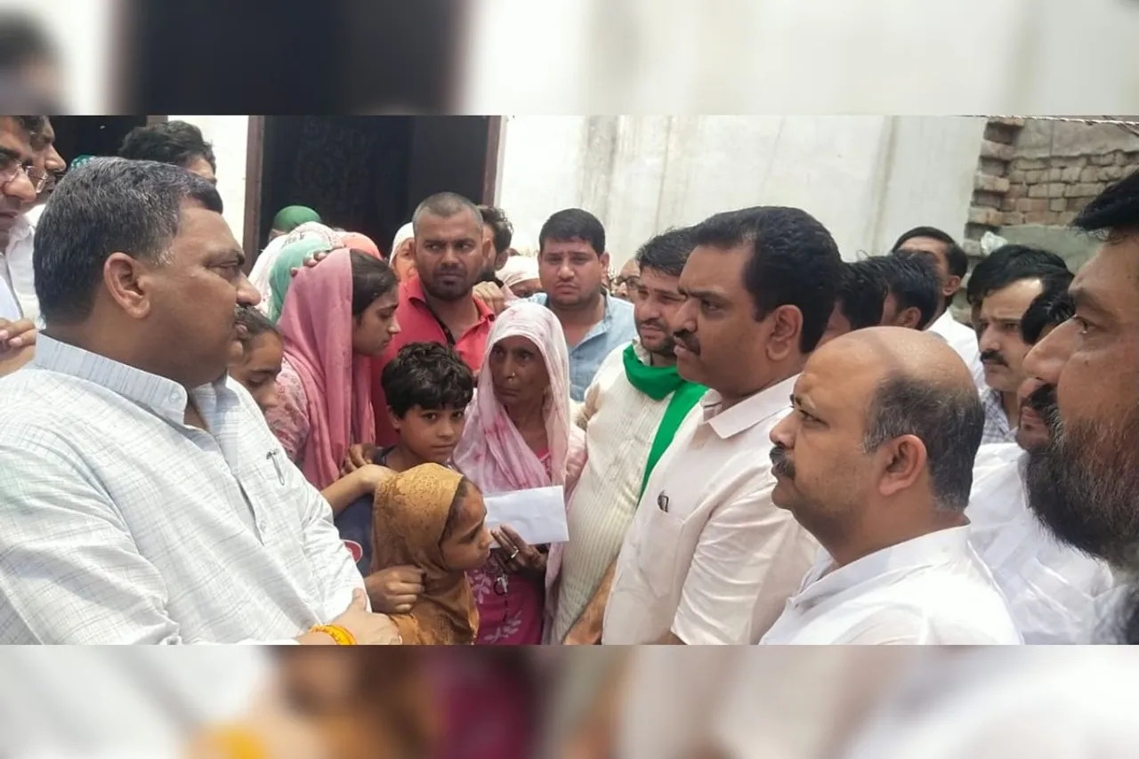 Ghaziabad: मंत्री असीम अरुण ने आंधी-तूफान प्रभावित परिवारों से की मुलाकात