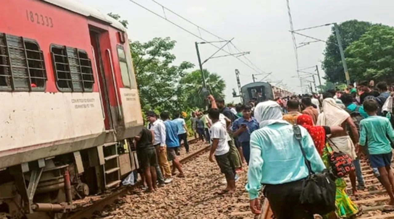 शाहजहांपुर में गोहाटी एक्सप्रेस तीन घंटे ब्लॉक में फंसी, यात्रियों को हुई भारी परेशानी