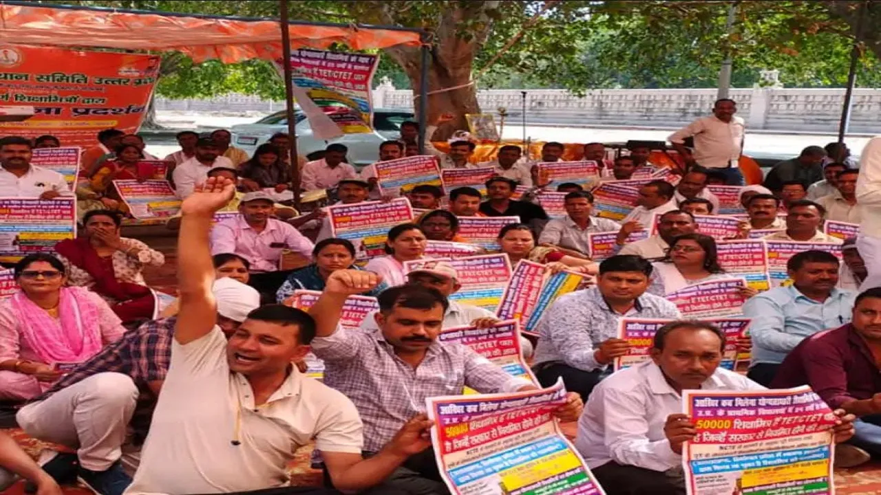 Demonstration by Shikshamitras in Lucknow