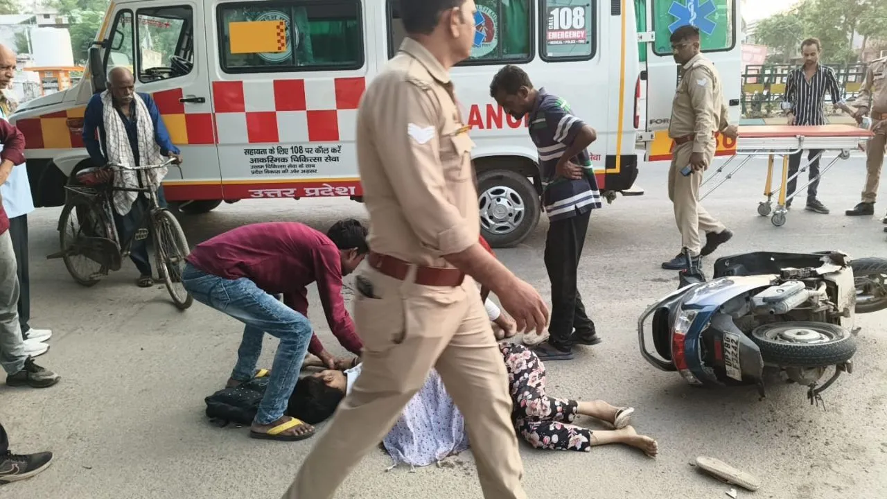 एक्सीडेंट के बाद मौके पर पहुंची एंबुलेंस और पुलिस।