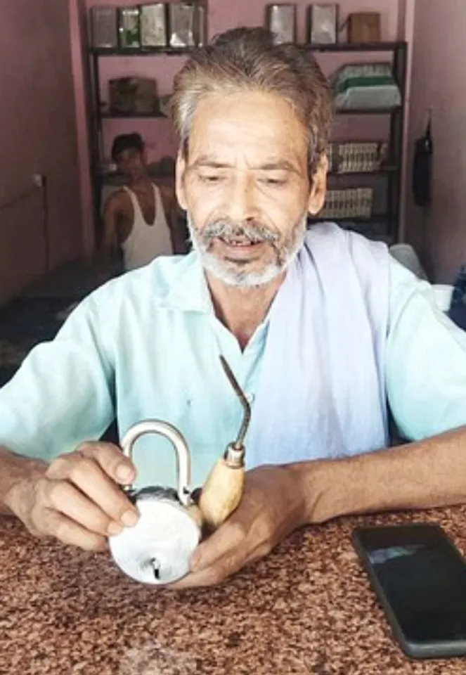 पुवायां में दुकान का टूटा ताला और मौके पर मिला सूजा  दिखाते प्रेमबाबू।