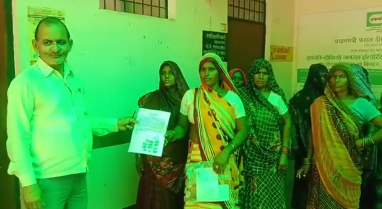 महिलाओं ने एसडीएम ऑफिस में की शिकायत