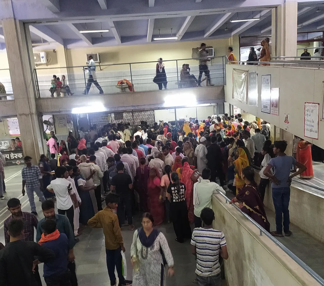 मेडिकल कॉलेज में पर्चा बनाने के लिए लगी मरीजों की भीड़